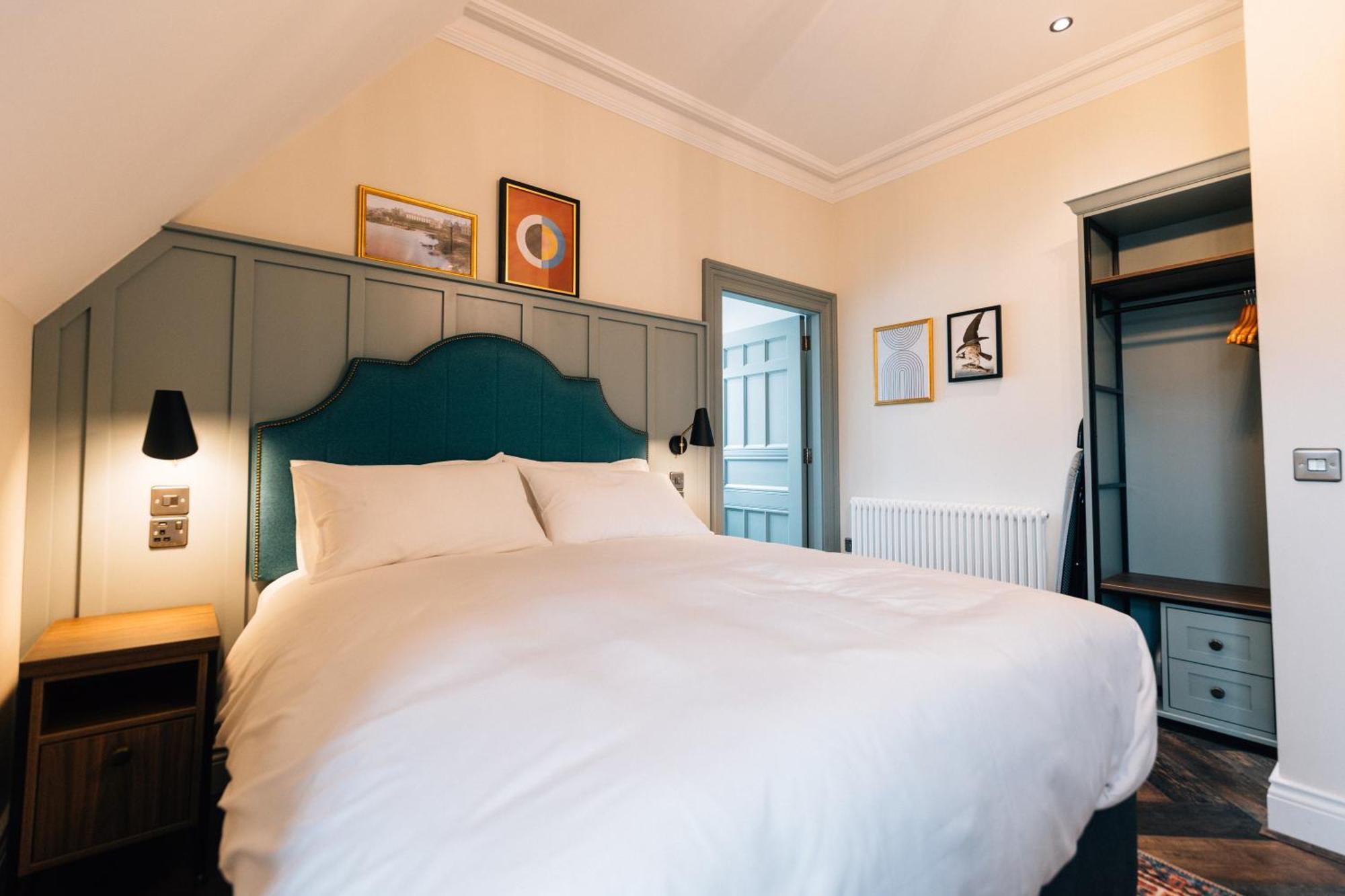 Bank Apartments Portrush Bilik gambar